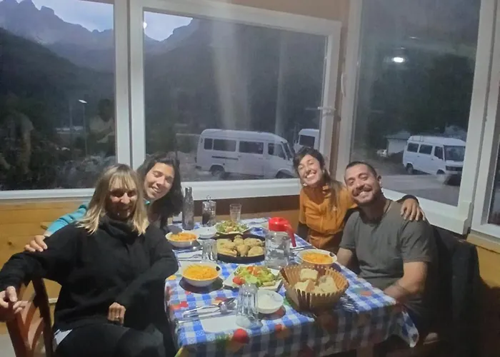 Bujtina Albjoni 招待所 3*
